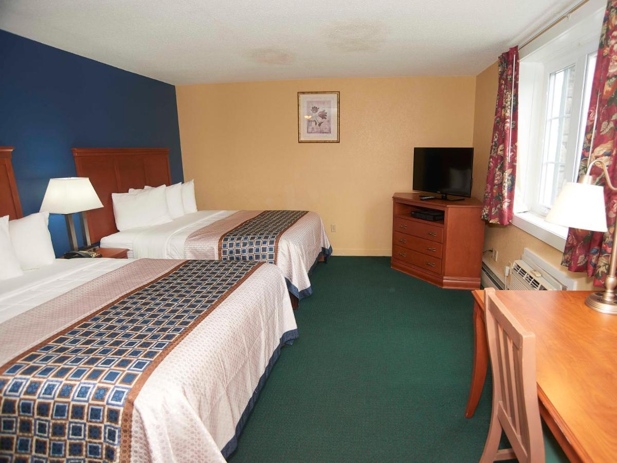 Two Queen Beds with Kitchen at Swiss Chalets Village Inn