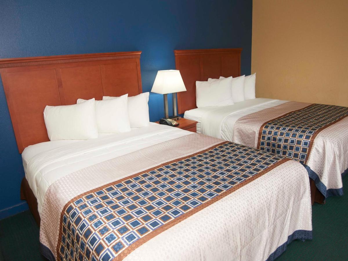 Two Queen Beds with Kitchen at Swiss Chalets Village Inn