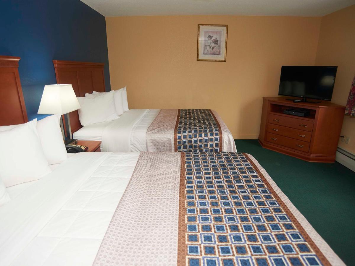 Two Queen Beds with Kitchen at Swiss Chalets Village Inn