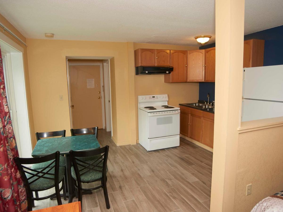 Two Queen Beds with Kitchen at Swiss Chalets Village Inn