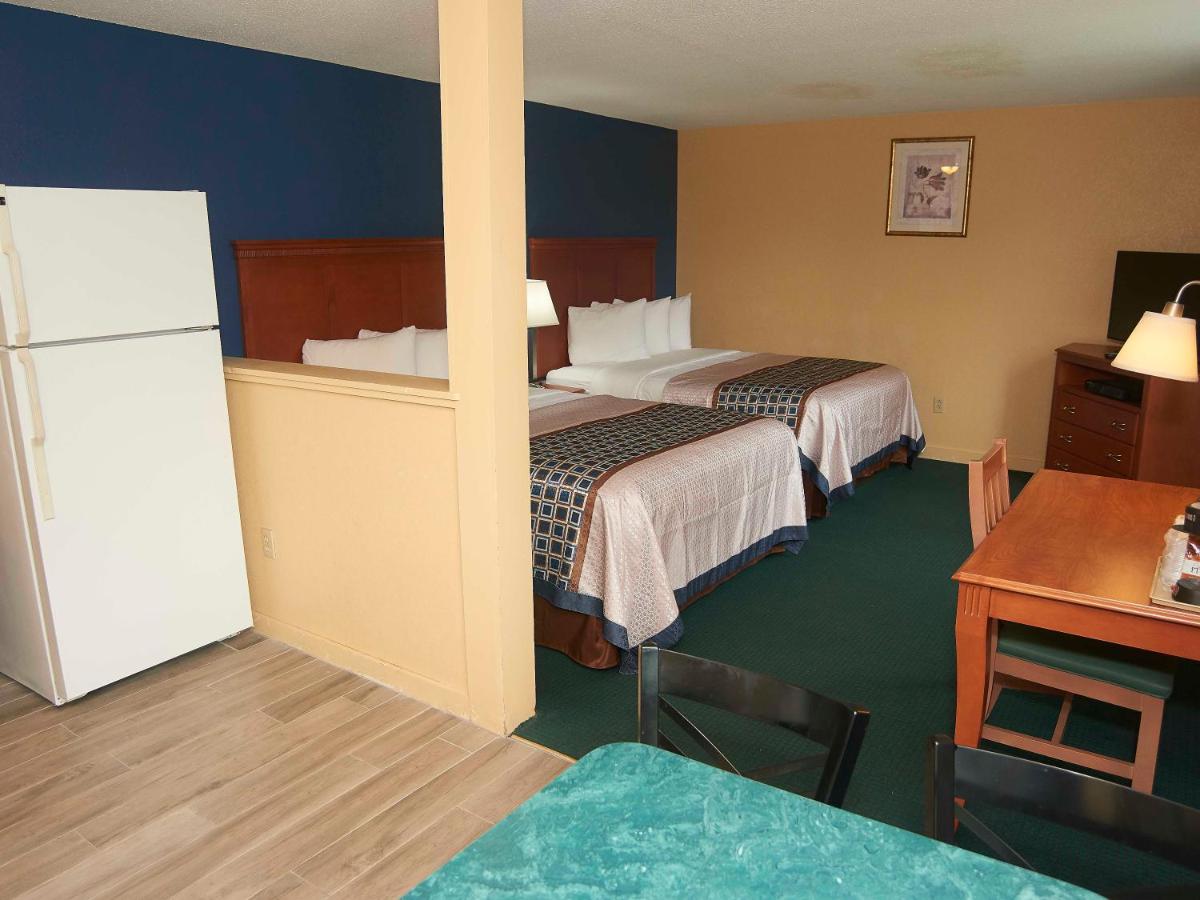 Two Queen Beds with Kitchen at Swiss Chalets Village Inn