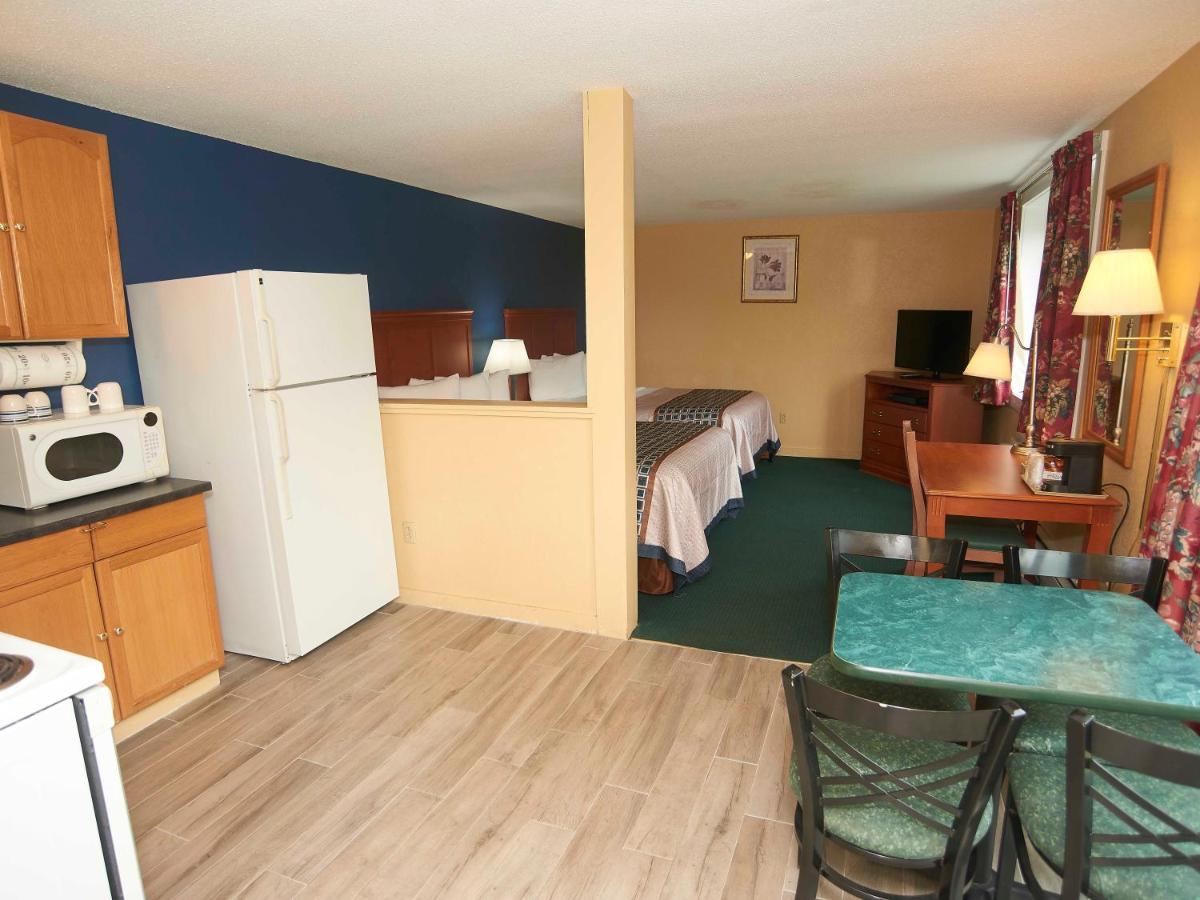 Two Queen Beds with Kitchen at Swiss Chalets Village Inn