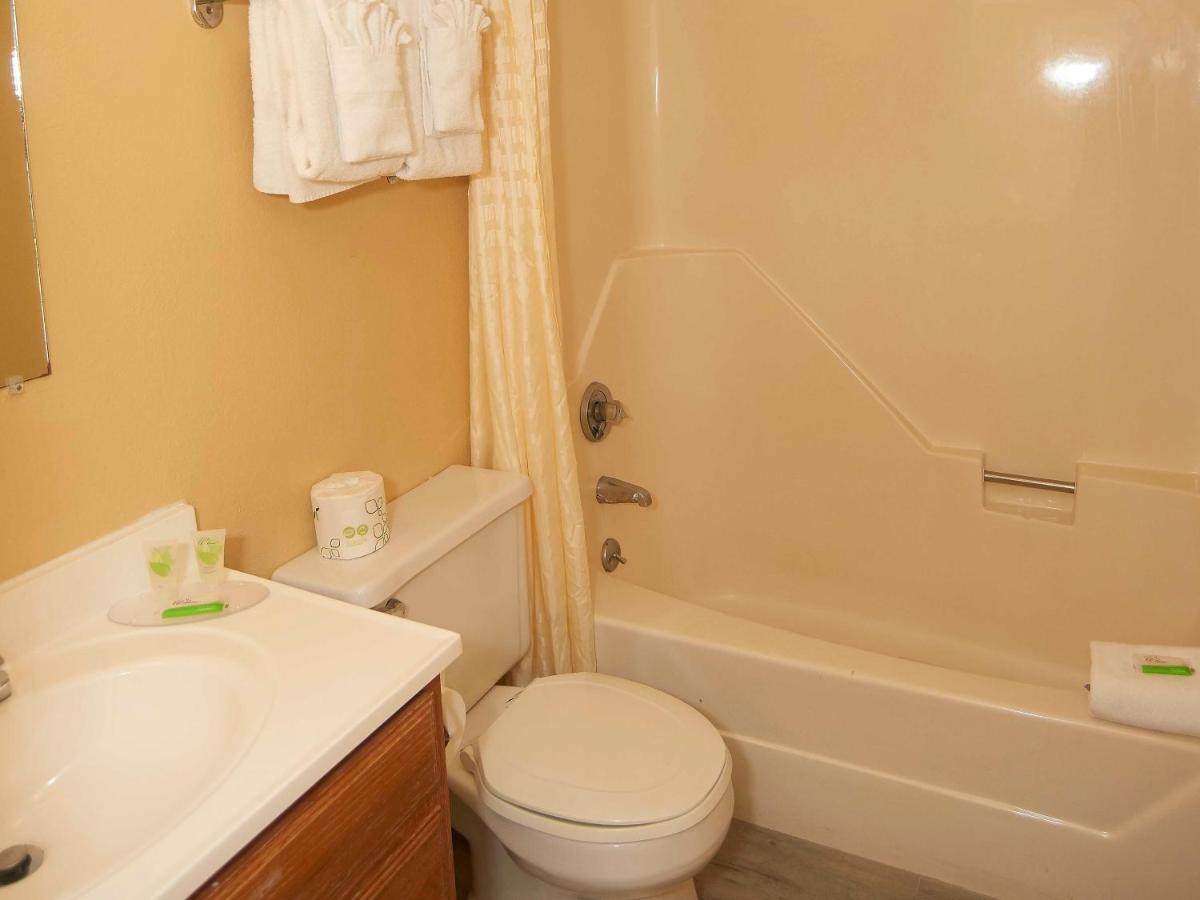 Two Queen Beds with Kitchen at Swiss Chalets Village Inn