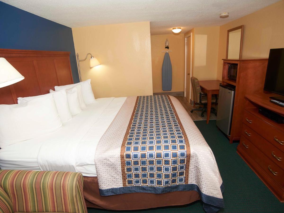 King Room with Sofa Bed at Swiss Chalets Village Inn