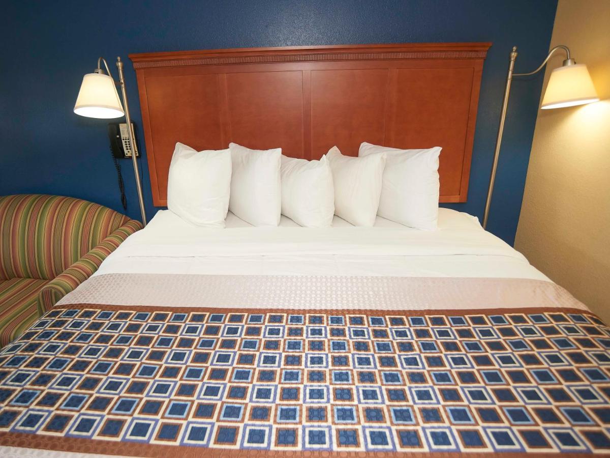 King Room with Sofa Bed at Swiss Chalets Village Inn