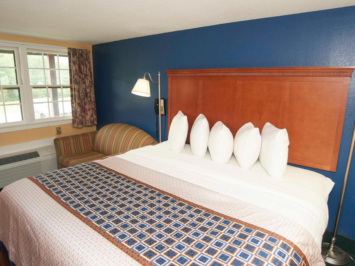 King Room with Sofa Bed at Swiss Chalets Village Inn