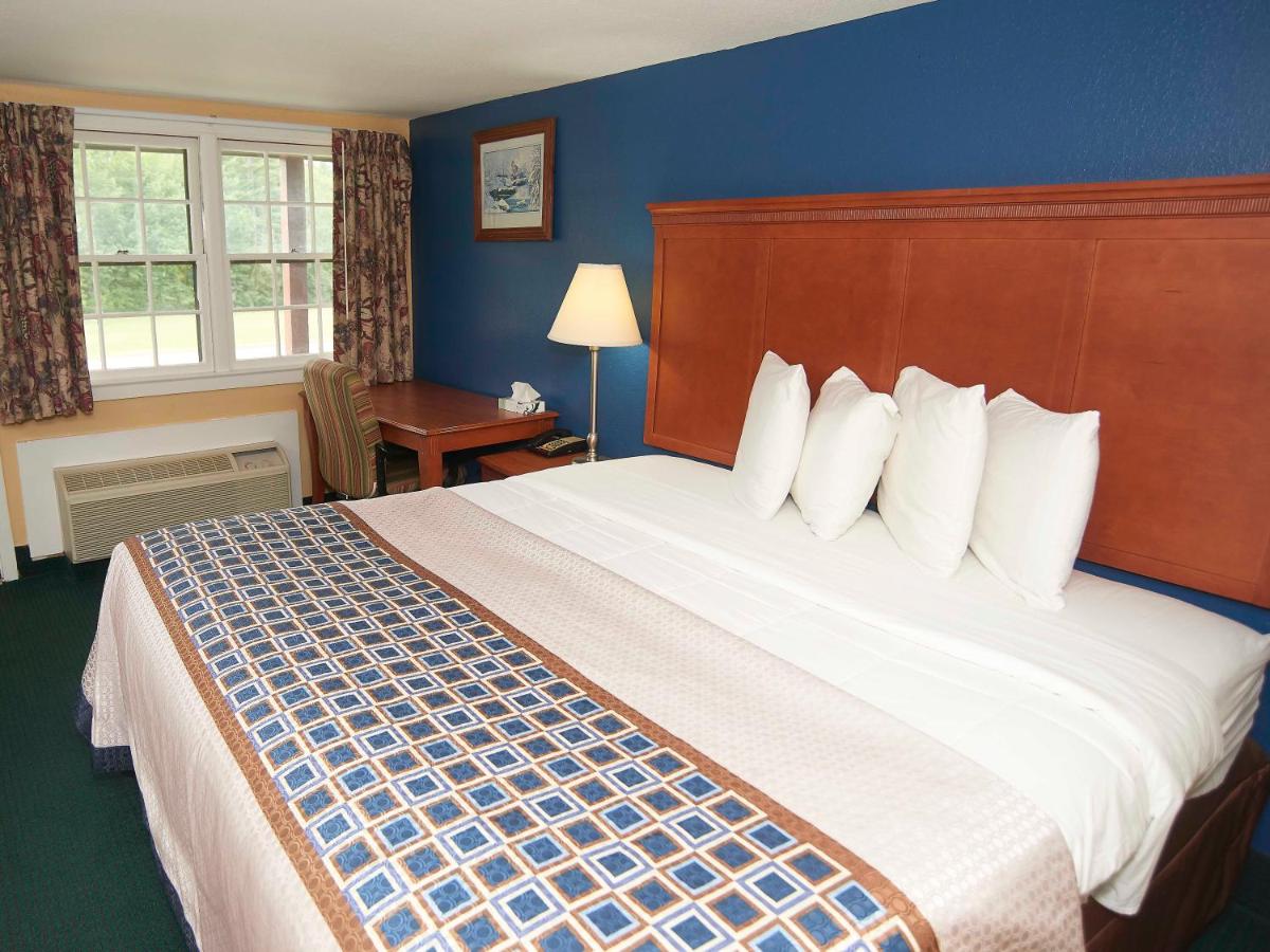 King Room at Swiss Chalets Village Inn