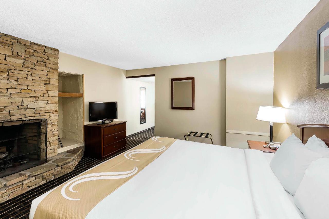 King Room - Non-Smoking at Quality Inn & Suites Sevierville - Pigeon Forge