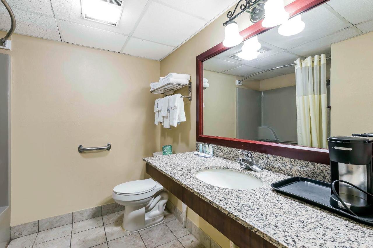 Suite with Pool View at Quality Inn & Suites Sevierville - Pigeon Forge