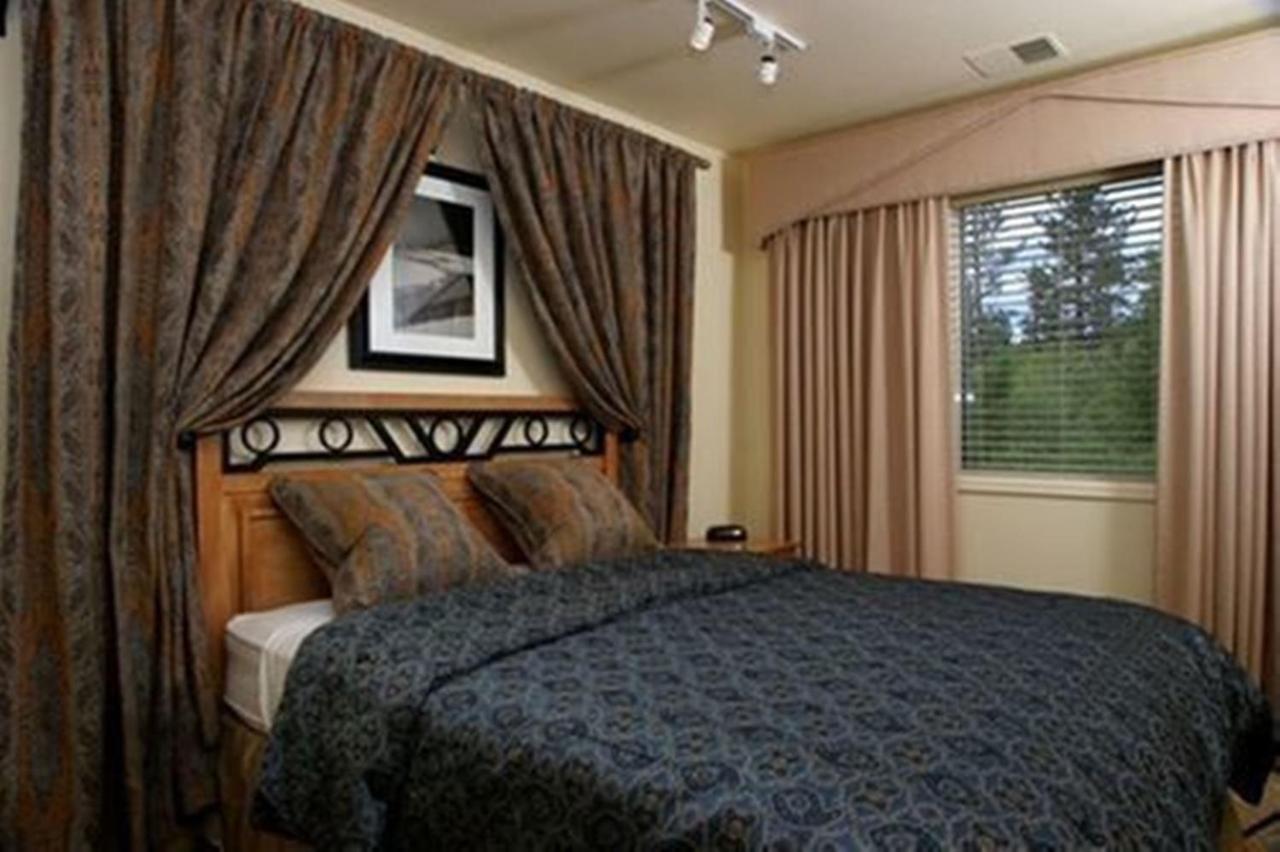 One-Bedroom Queen Suite with Sofa Bed at The Lodge at Kingsbury Crossing