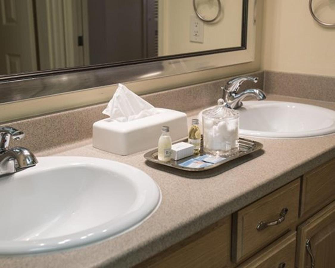 One-Bedroom Queen Suite with Sofa Bed at The Lodge at Kingsbury Crossing