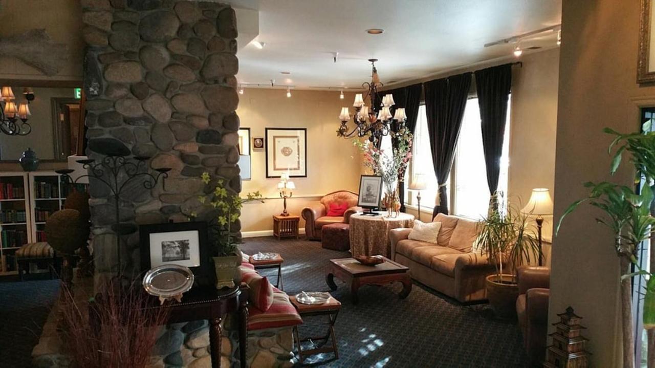 One-Bedroom Queen Suite with Sofa Bed at The Lodge at Kingsbury Crossing