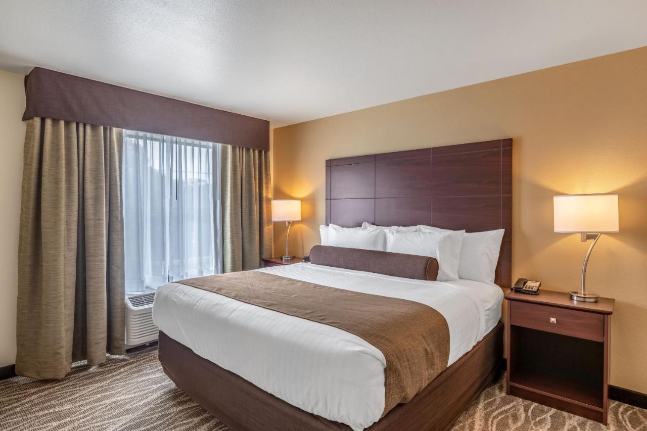 King Suite at Cobblestone Hotel & Suites – Stevens Point