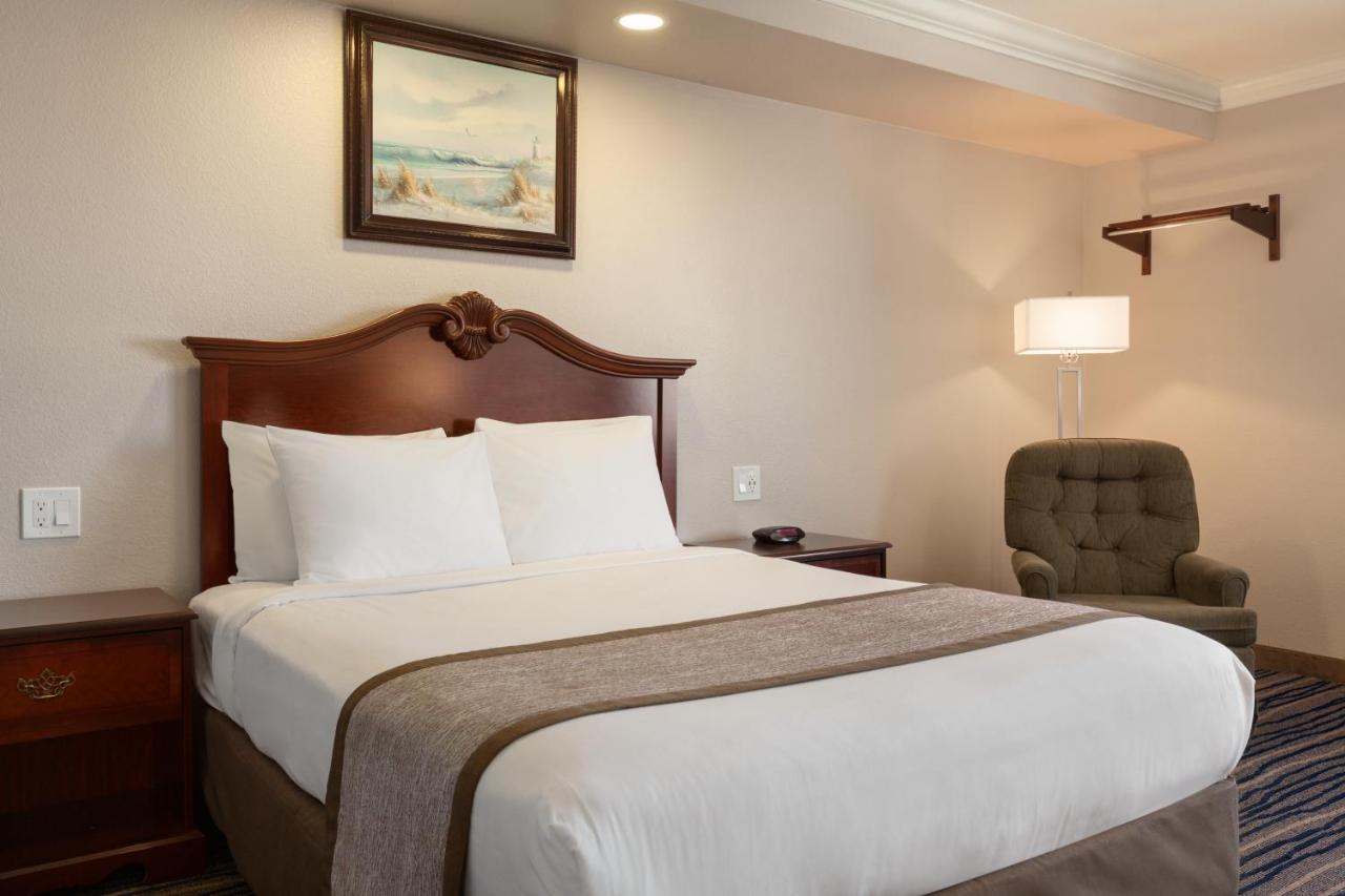 Queen Room - Non-Smoking at Days Inn by Wyndham Eureka CA