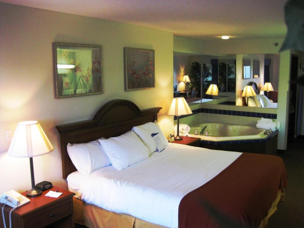 King Suite with Hot Tub - Non-Smoking at Baymont by Wyndham Indianapolis