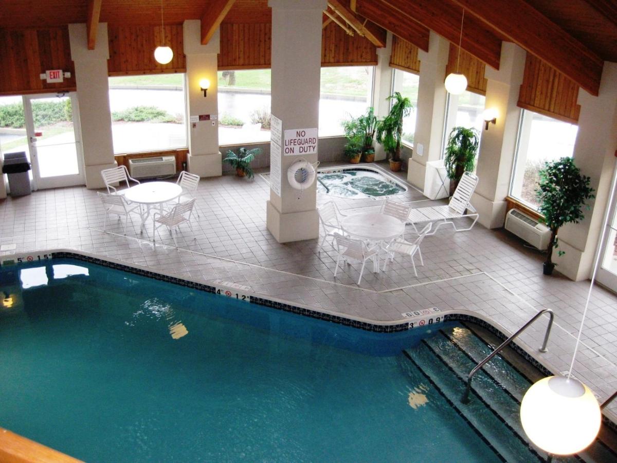 Deluxe King Suite with Hot Tub and Balcony - Non-Smoking at Baymont by Wyndham Indianapolis