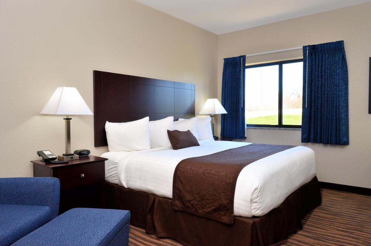 King Room with Roll-In Shower - Disability Access at Cobblestone Inn & Suites - Manning