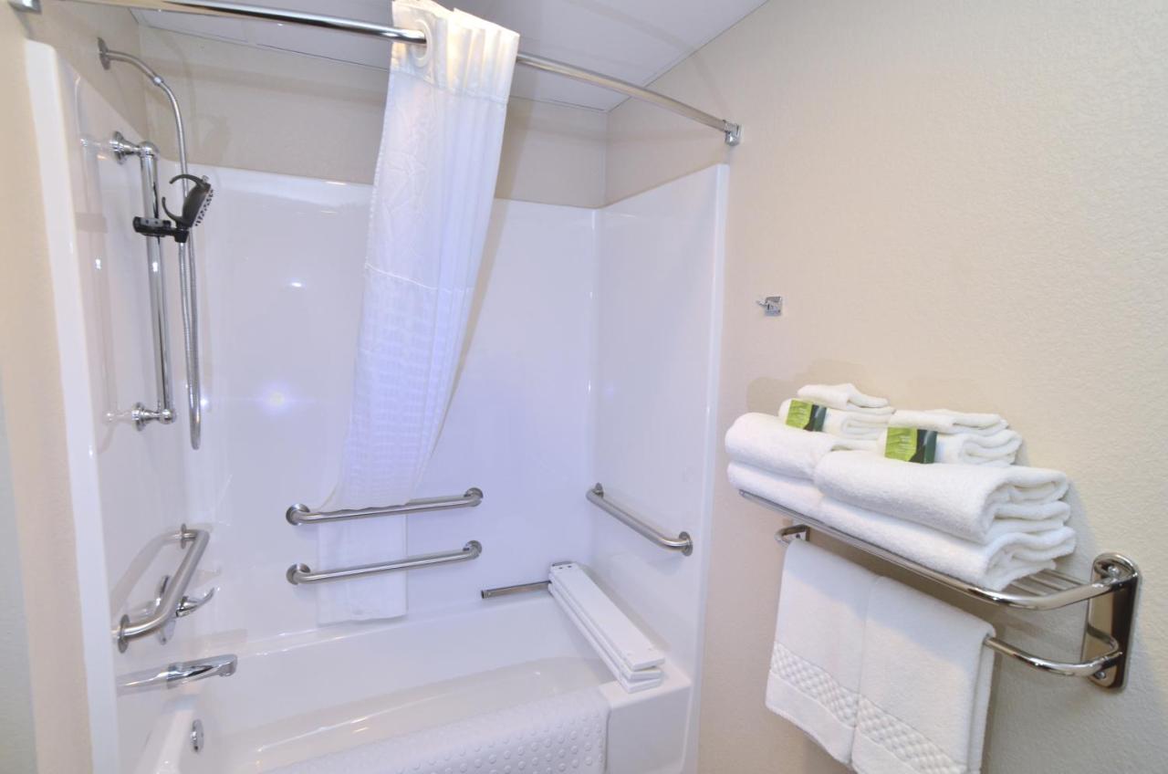 King Room - Disability Access at Cobblestone Inn & Suites - Manning