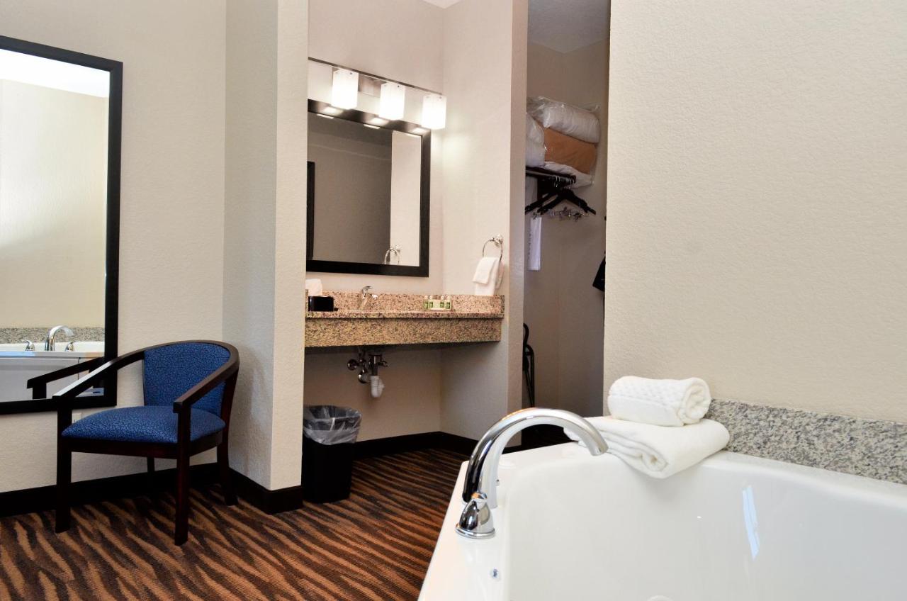 King Suite with Spa Bath at Cobblestone Inn & Suites - Manning