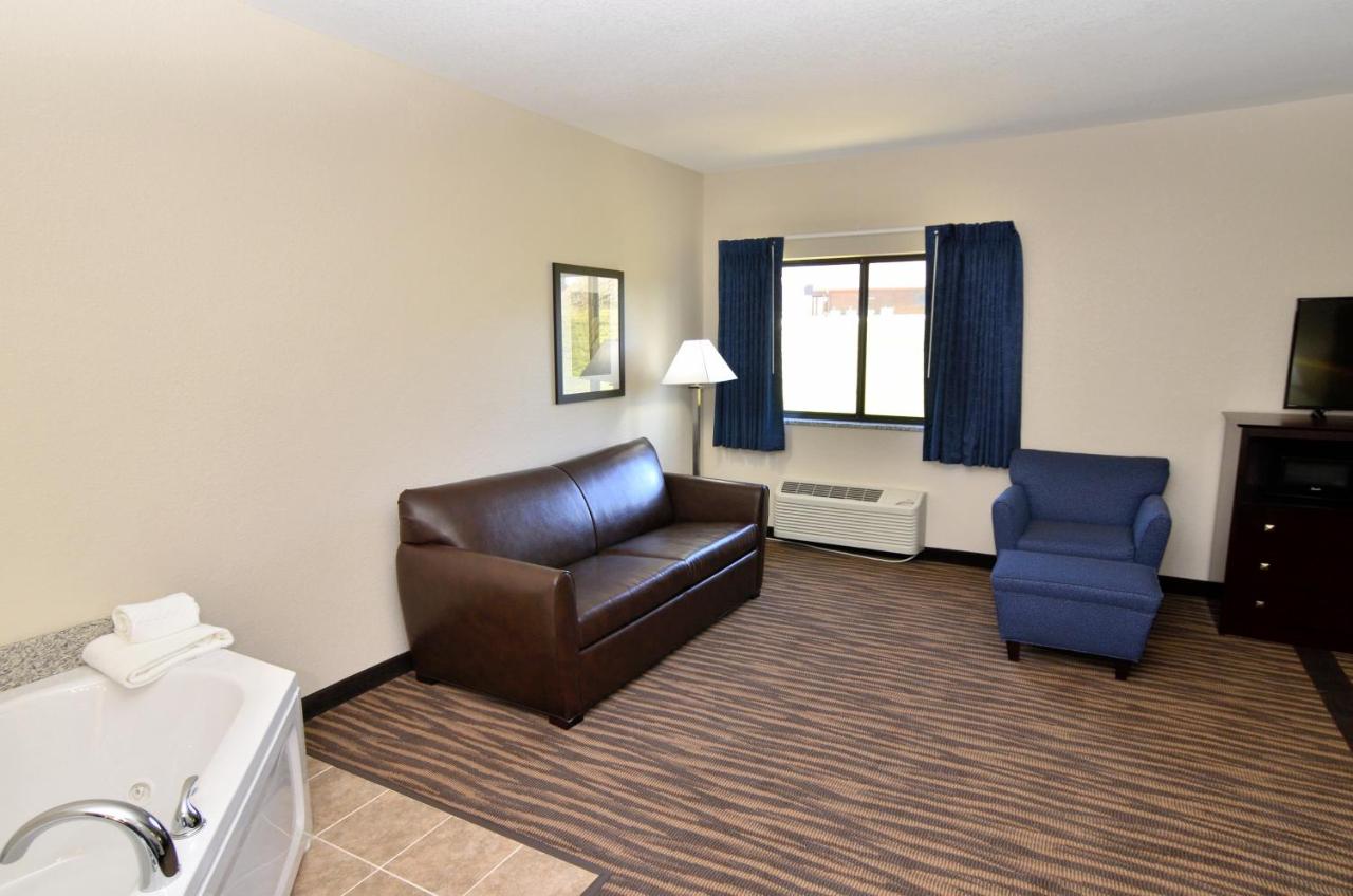 King Suite with Spa Bath at Cobblestone Inn & Suites - Manning