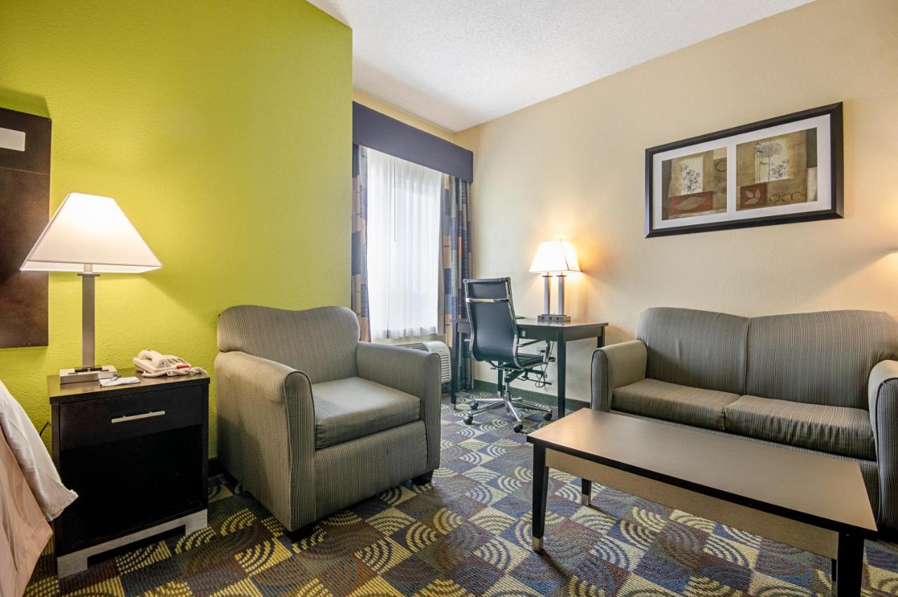 Superior King Room with Sofa Bed - Non-Smoking at Quality Inn & Suites Glenmont - Albany South
