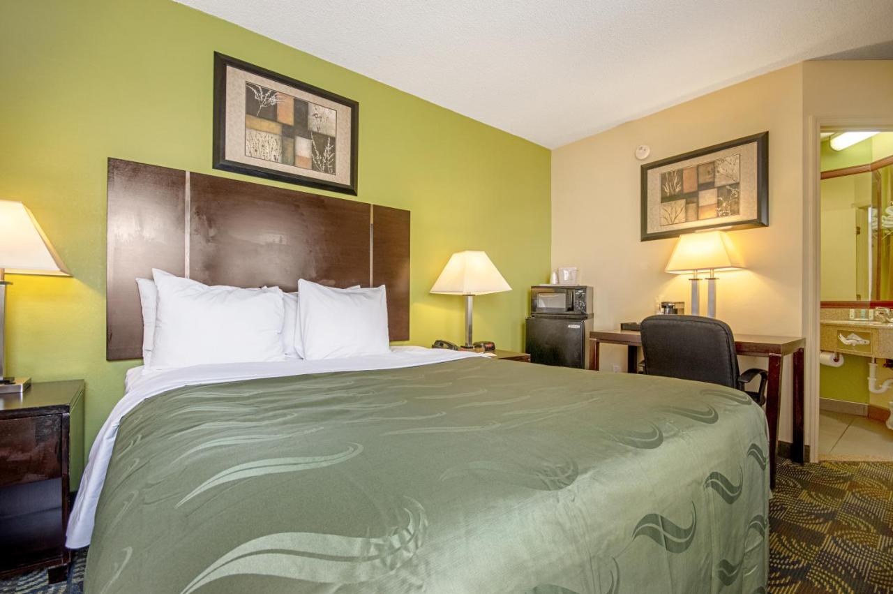 Queen Room - Smoking at Quality Inn & Suites Glenmont - Albany South