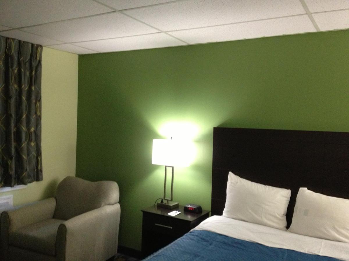 King Suite - Non-Smoking at Travelodge by Wyndham Cleveland Lakewood