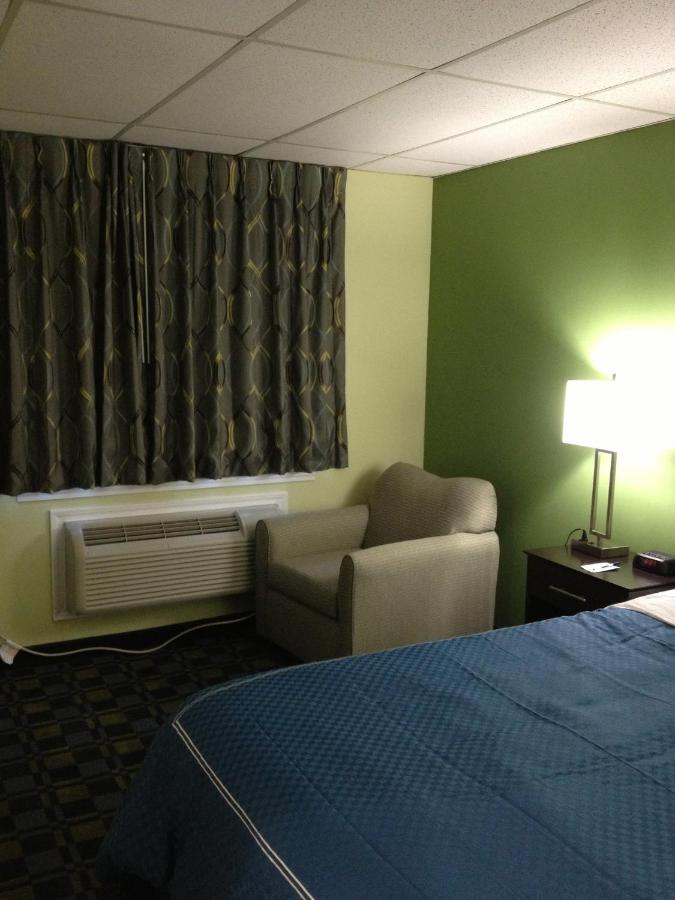 King Suite - Non-Smoking at Travelodge by Wyndham Cleveland Lakewood