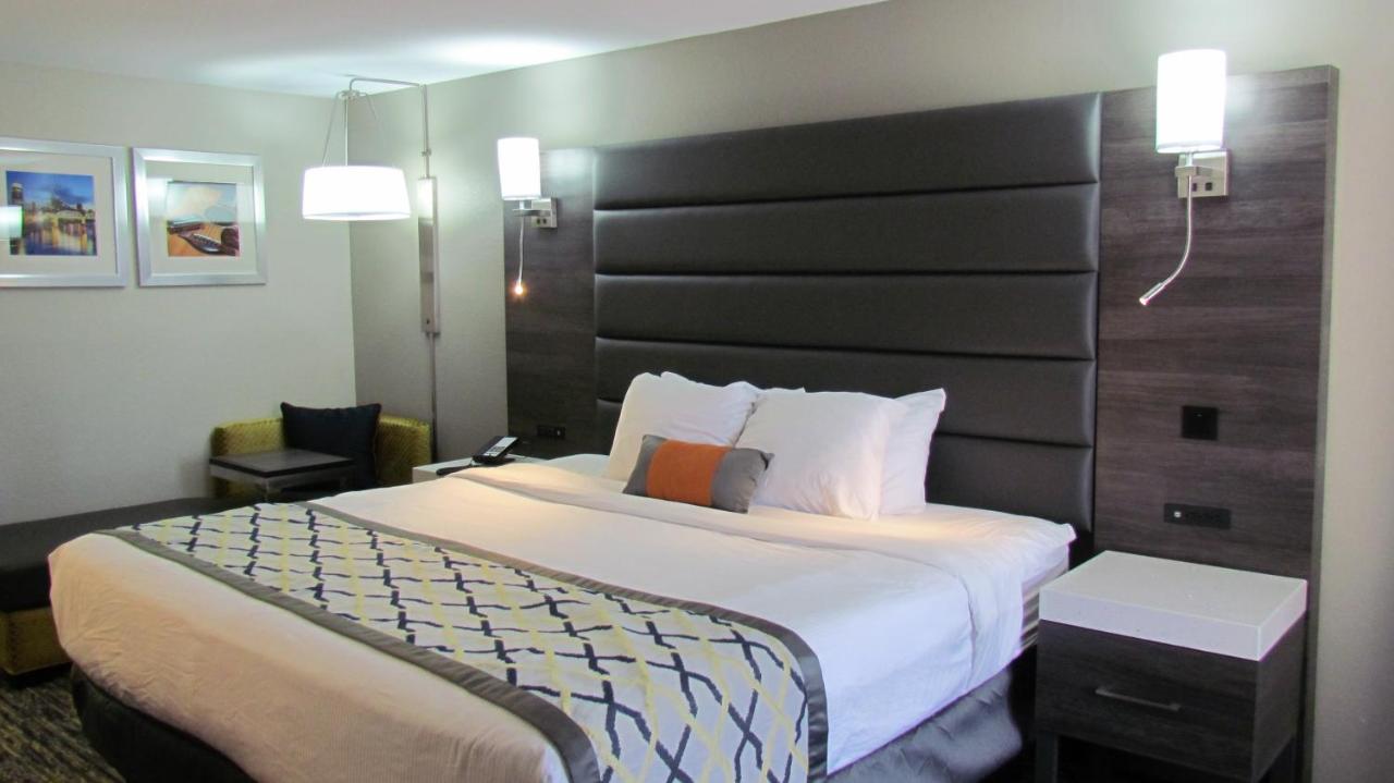 King One-Bedroom Suite - Non-Smoking at Baymont by Wyndham Murfreesboro