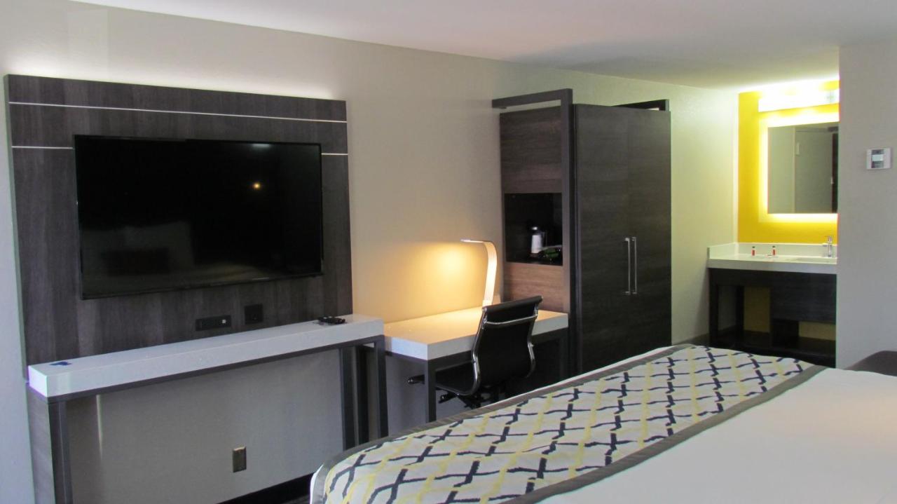 Deluxe One-Bedroom Suite- Non-Smoking at Baymont by Wyndham Murfreesboro