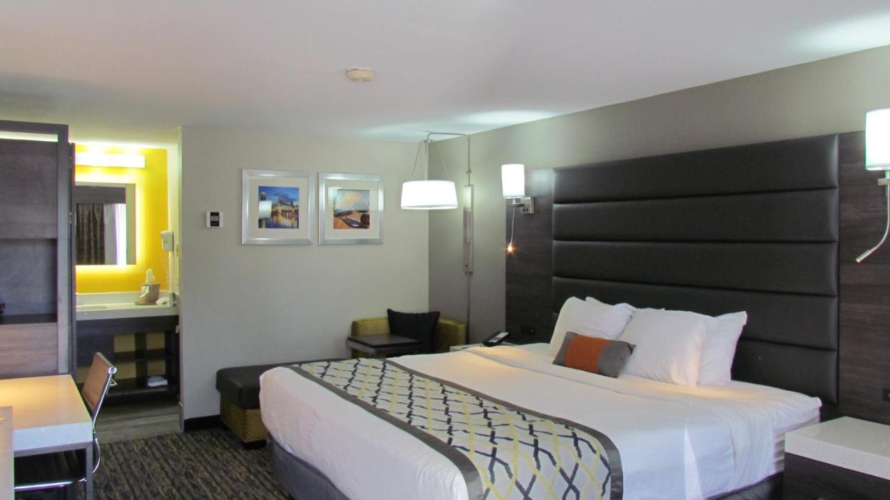Deluxe One-Bedroom Suite- Non-Smoking at Baymont by Wyndham Murfreesboro