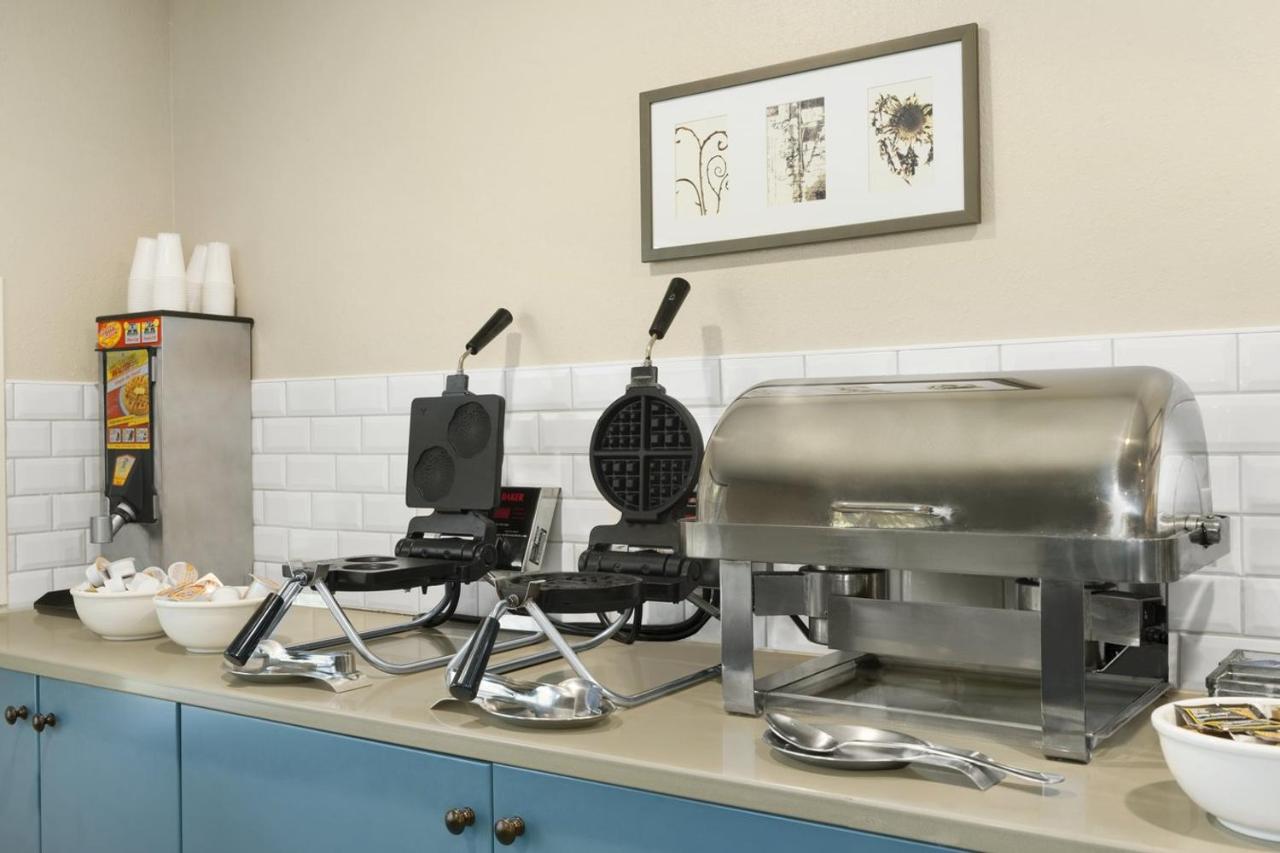 Studio King Suite with Whirlpool - Non-Smoking at Country Inn & Suites by Radisson, Platteville, WI