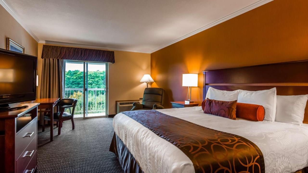 King Room with Balcony at Best Western Plus Landmark Inn
