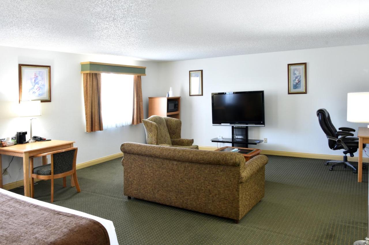 King Studio Suite - Non-Smoking at Baymont by Wyndham Robinson