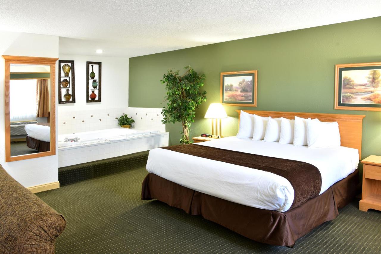 King Studio Suite - Non-Smoking at Baymont by Wyndham Robinson