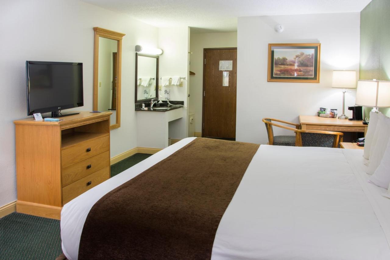 King Room - Non-Smoking at Baymont by Wyndham Robinson