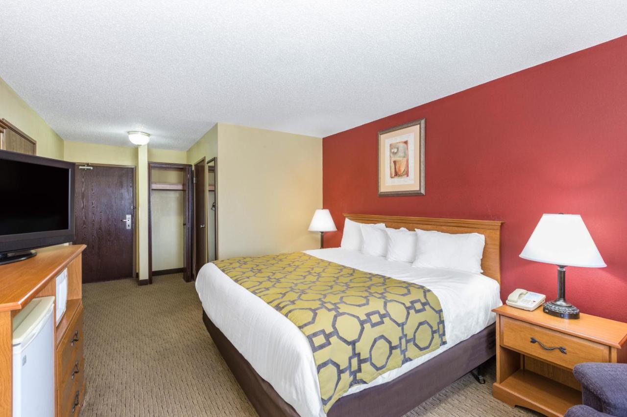 King Room - Non-Smoking at Baymont by Wyndham Fort Dodge