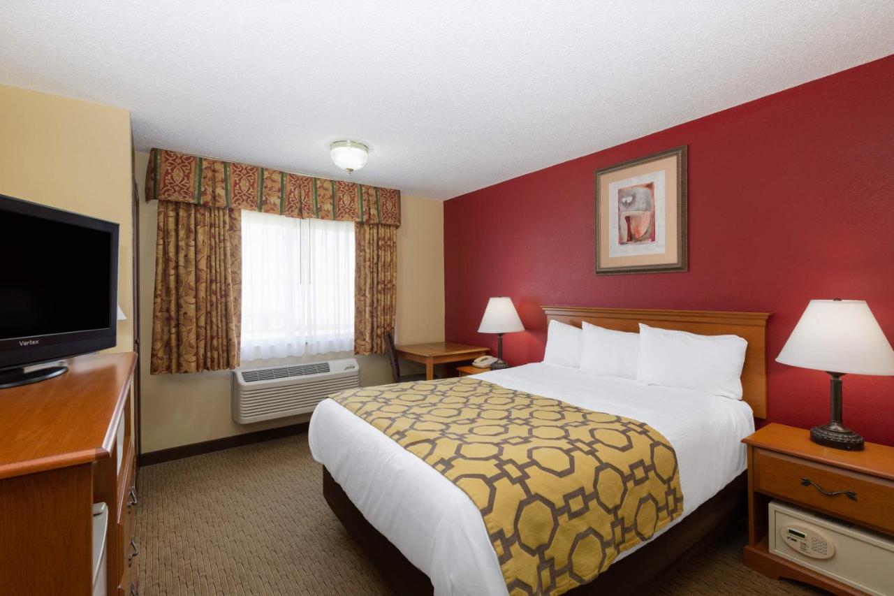 Queen Room - Disability Access/Non-Smoking at Baymont by Wyndham Fort Dodge
