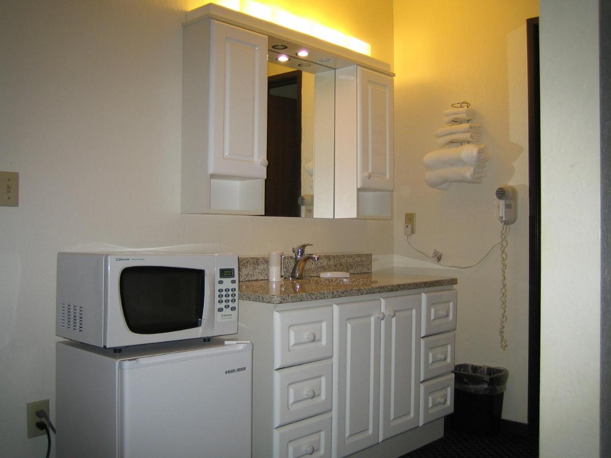 Deluxe King Suite at Knights Inn Litchfield