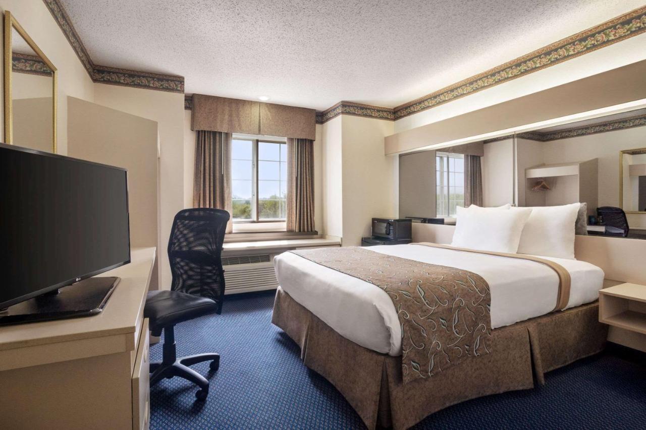 Queen Room - Mobility Access/Non-Smoking at Travelodge by Wyndham Fort Scott