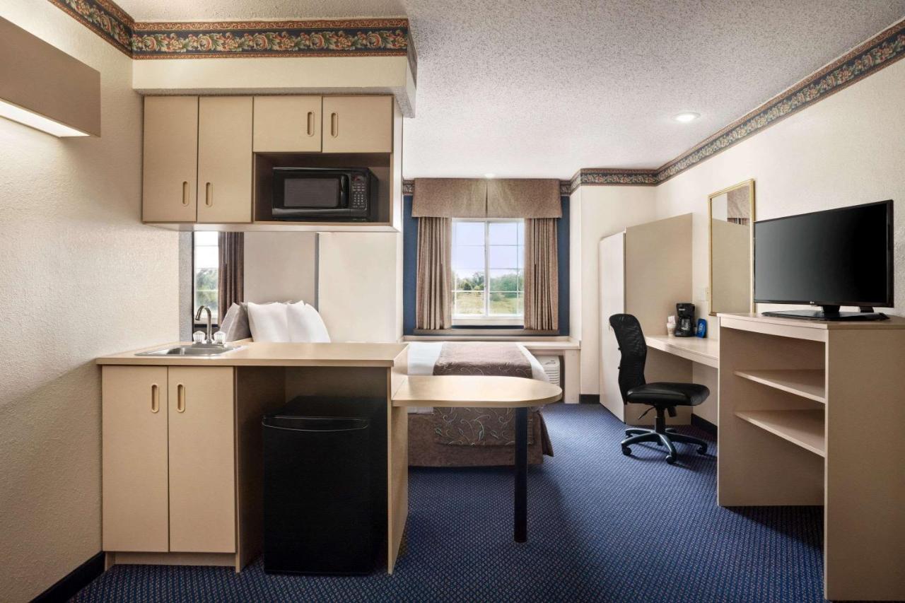 Queen Suite - Non-Smoking at Travelodge by Wyndham Fort Scott