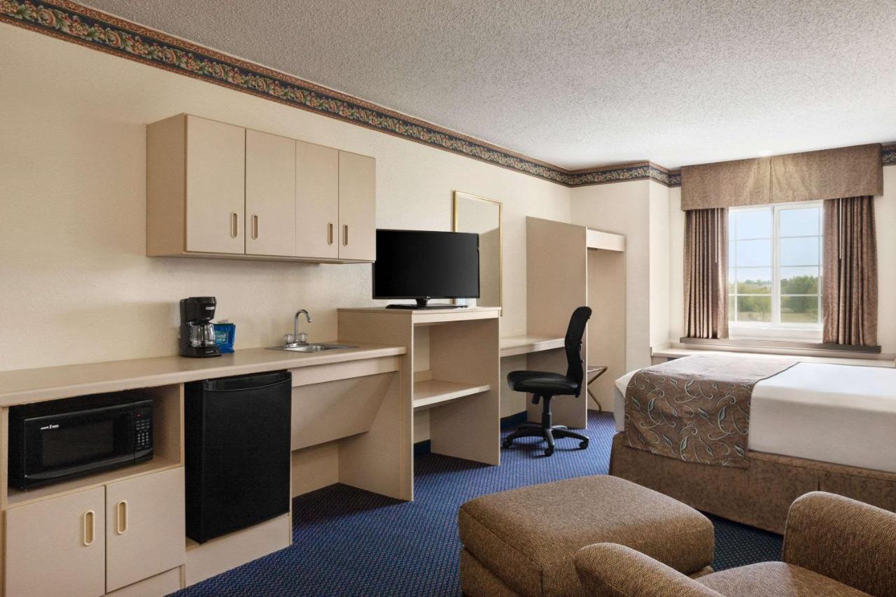 Deluxe Queen Suite - Non-Smoking at Travelodge by Wyndham Fort Scott