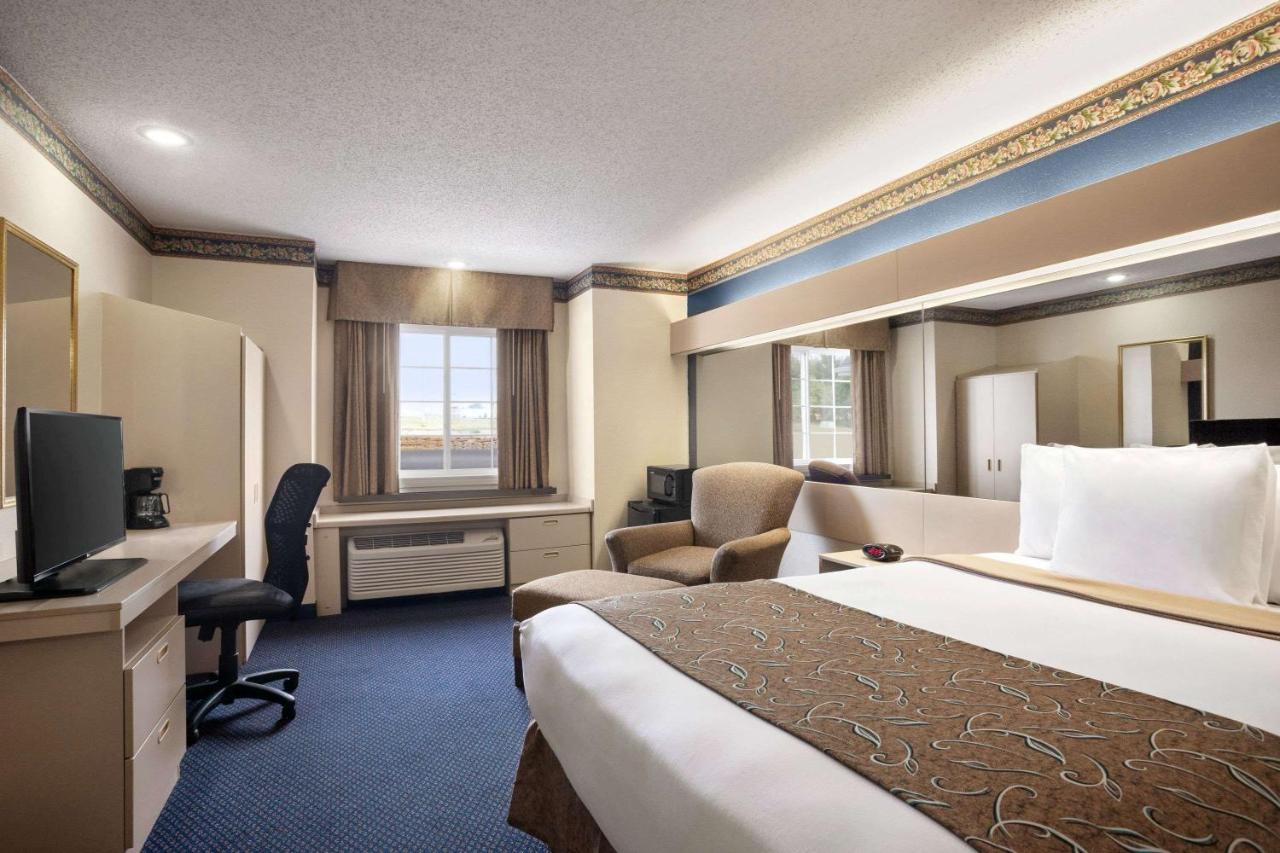 Queen Room - Non-Smoking at Travelodge by Wyndham Fort Scott
