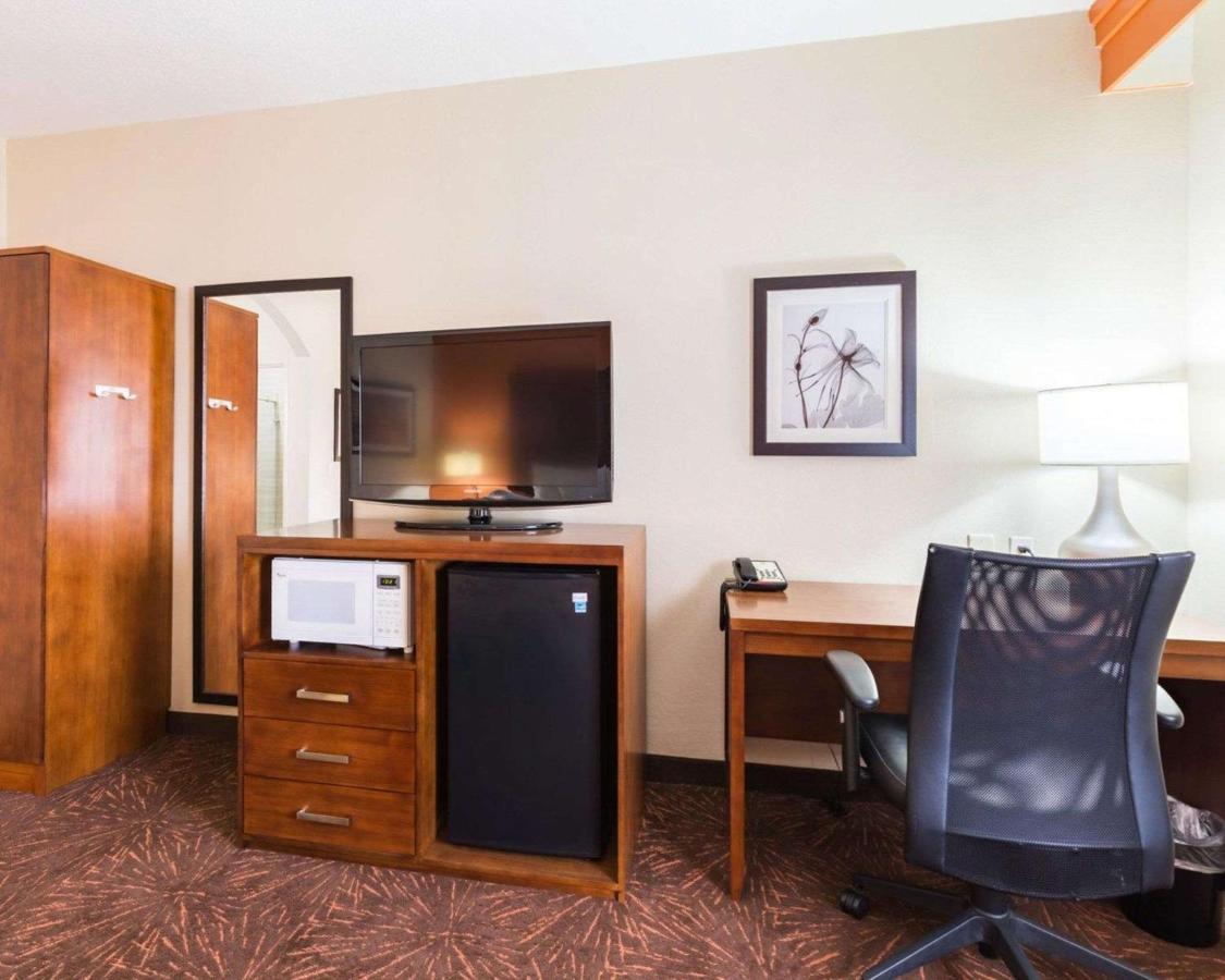 King Room - Disability Access/Non-Smoking at Econo Lodge Inn & Suites East
