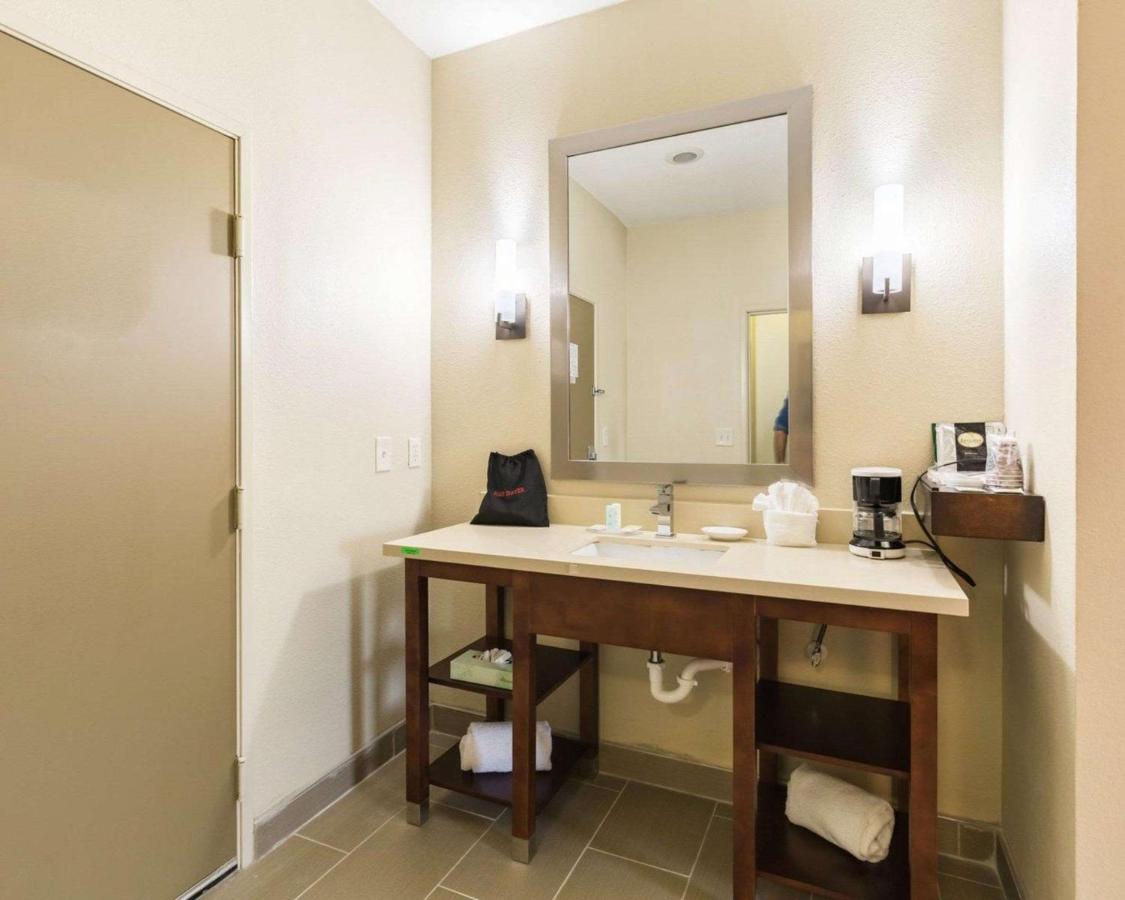 King Room - Disability Access/Non-Smoking at Econo Lodge Inn & Suites East