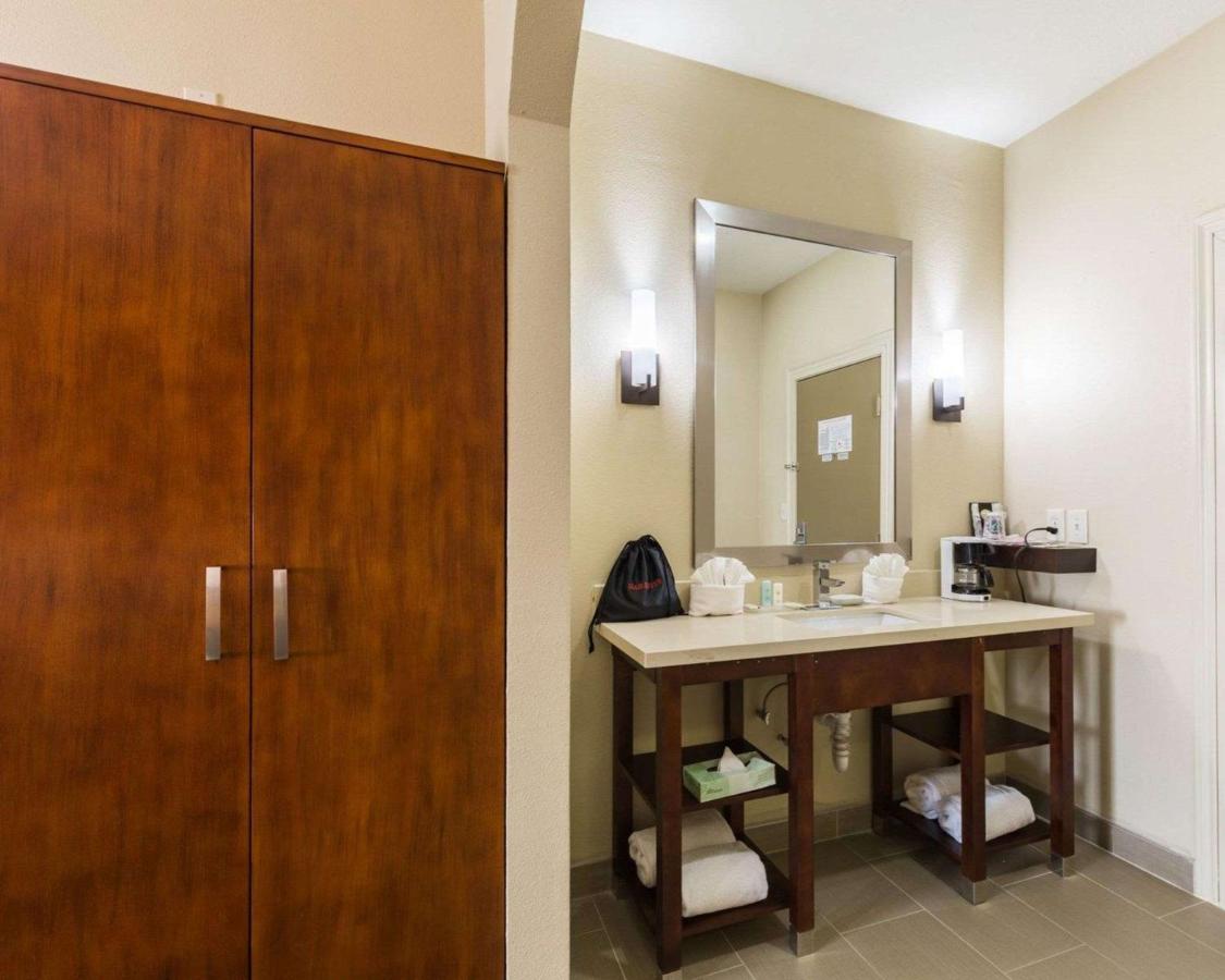 King Suite with Sofa Bed - Non-Smoking at Econo Lodge Inn & Suites East