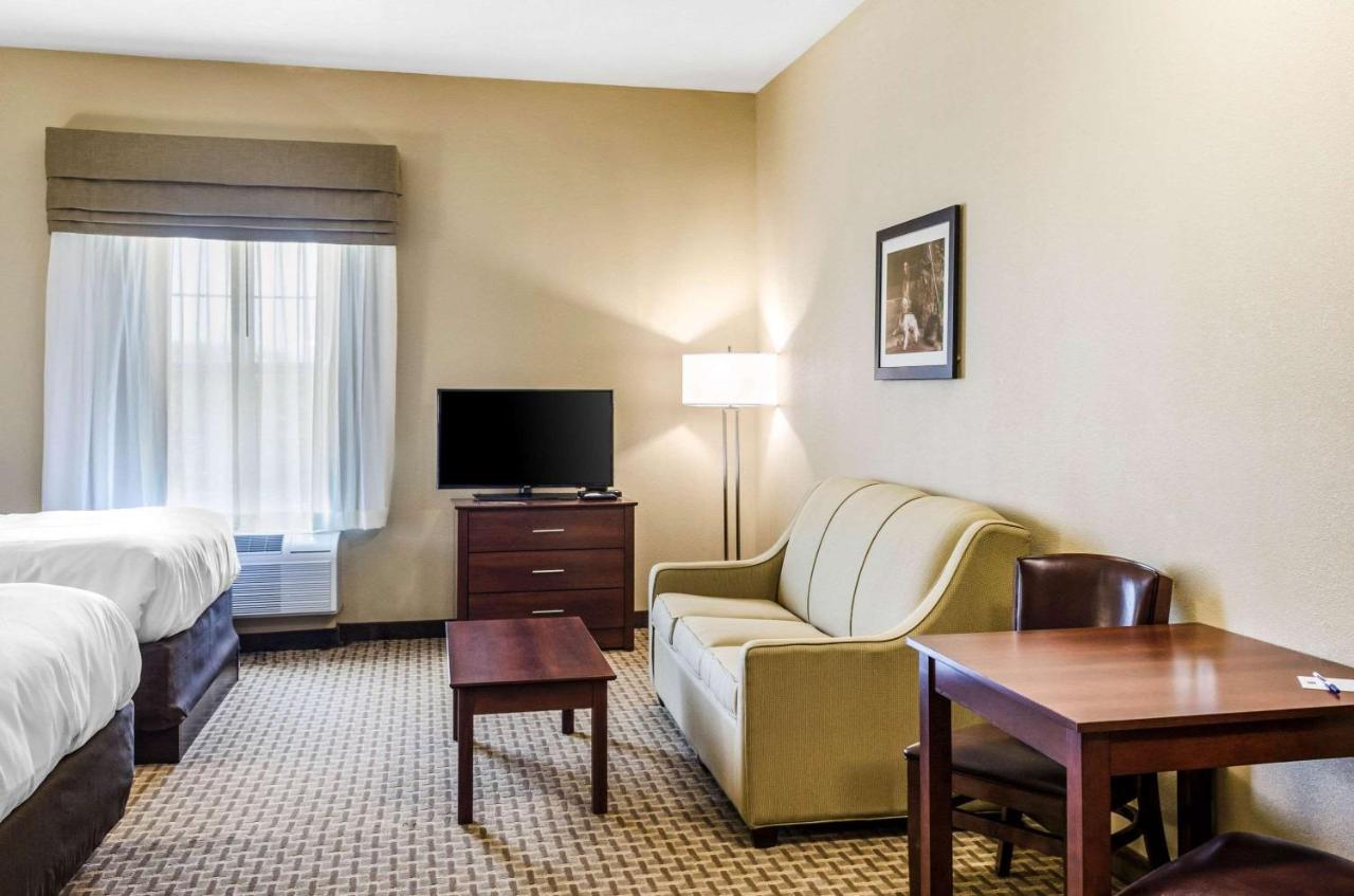 Queen Room with Two Queen Beds - Disability Access at MainStay Suites Hackberry Sportsman's Lodge