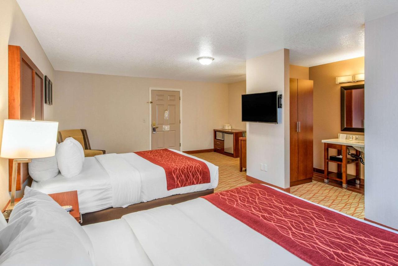 Queen Room with Two Queen Beds - Non-Smoking at Comfort Inn Mount Shasta Area