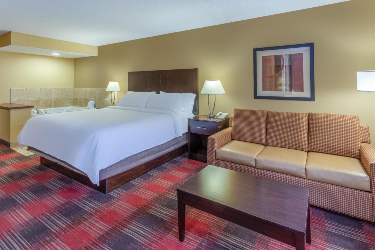 Suite with Mobility Accessible Tub - Non- Smoking at Holiday Inn Express Hotel & Suites Bowling Green by IHG