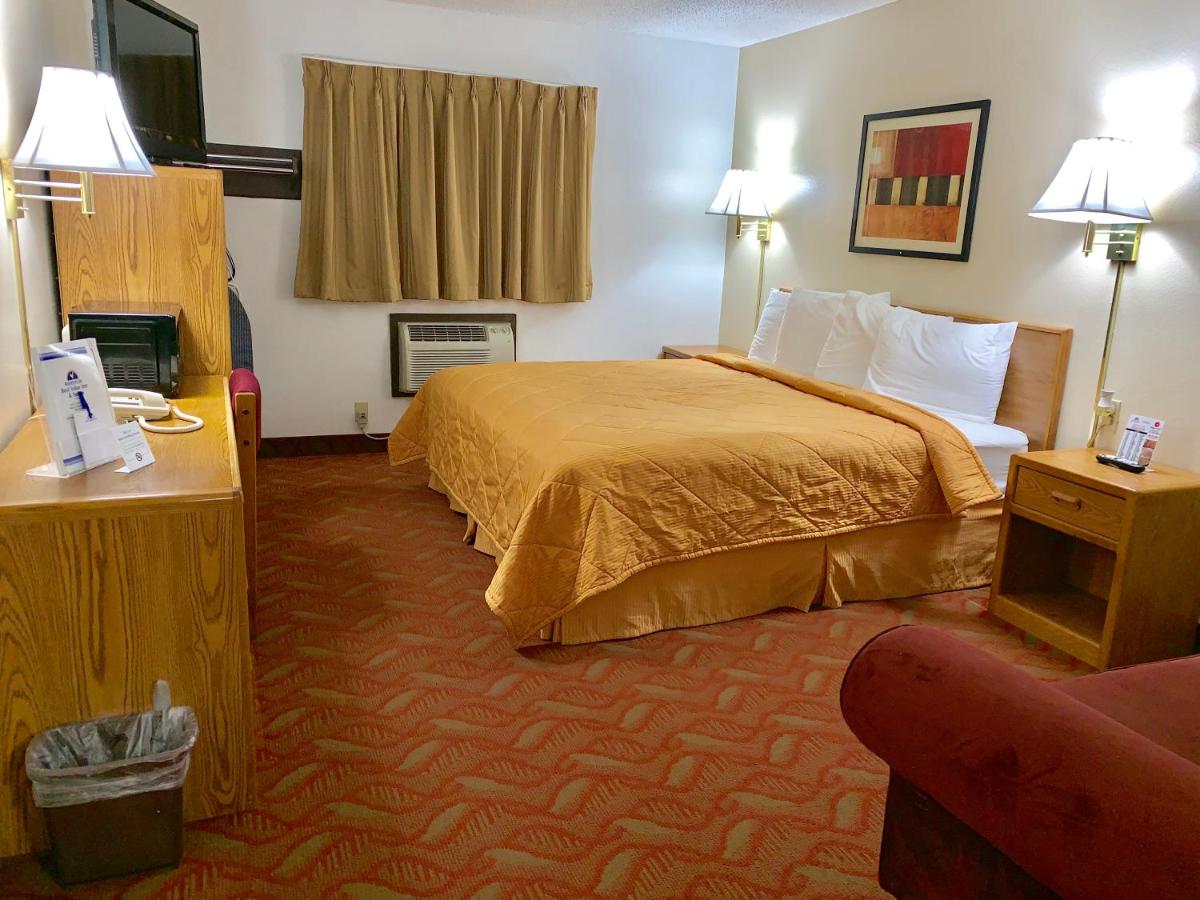 Deluxe King Room at Americas Best Value Inn & Suites Sidney